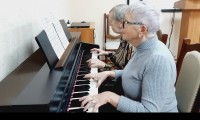 Большой интерес у слушателей всегда вызывает некогда очень популярный вид музицирования — игра на фортепиано в четыре руки.