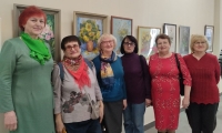 Участники проекта «Курское долголетие» посетили коллективную художественную выставку «Цветочное настроение»