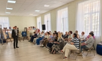 Участники проекта «Курское долголетие» г. Курска посетили в библиотеке им. Н. Н. Асеева встречу, которая была посвящена теме «Финансовое мошенничество: защити себя и свою семью»