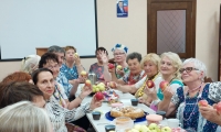 В отделении дневного пребывания ОБУСО «ЦСО «Участие» города Курска» для получателей социальных организовали фольклорно - игровую программу «Как на Яблочный, на Спас приглашаем в гости вас».