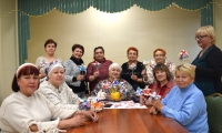 В рамках Декады пожилых людей в центра «Участие» для участников проекта «Курское долголетие» г. Курска прошел увлекательный мастер-класс по созданию народной тряпичной куклы-хороводницы