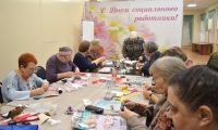 В отделении активного долголетия прошел мастер-класс по созданию традиционной русской тряпичной куклы-колечка