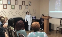 В «Школе ухода» состоялось занятие по гериатрии для родственников получателей услуг и соцработников